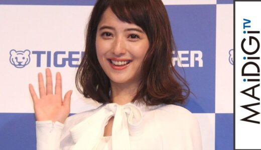 佐々木希、白ブラウスと生成りスカートで清潔感　首のリボンとベルトで個性を演出